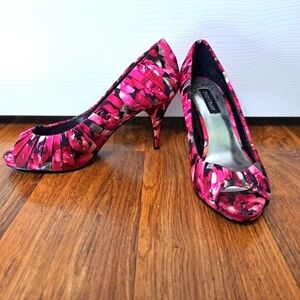 White House Black Market Pink and Black Pleated Peep Toe Heels Pumps Size 5.5